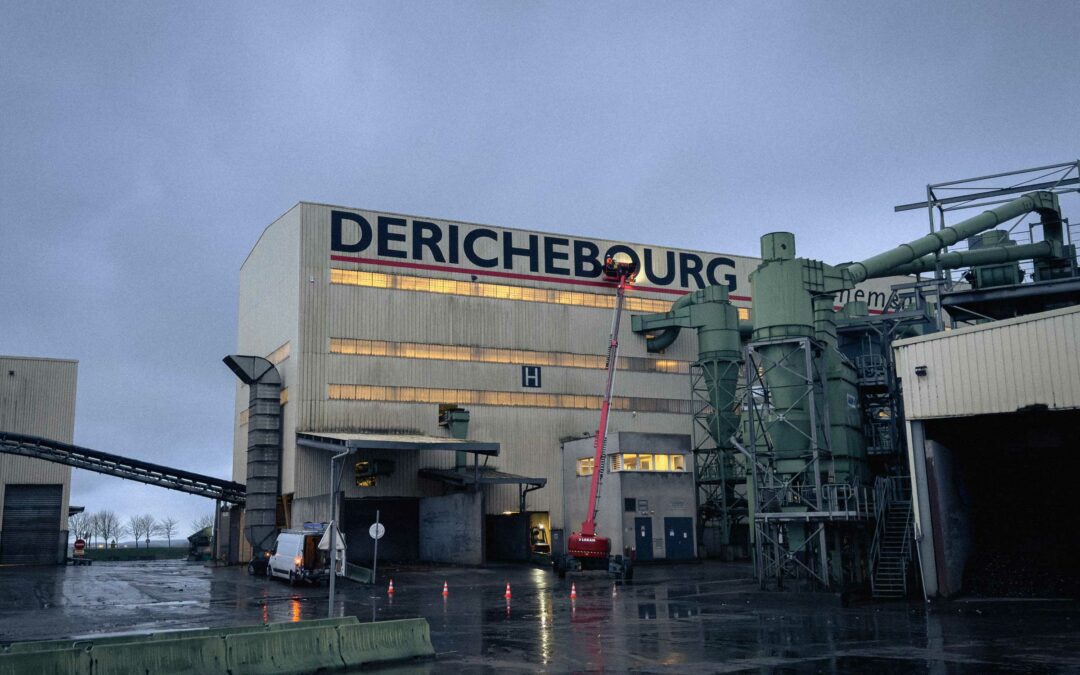 Remplacement de la lettre O sur une enseigne Derichebourg après tempête