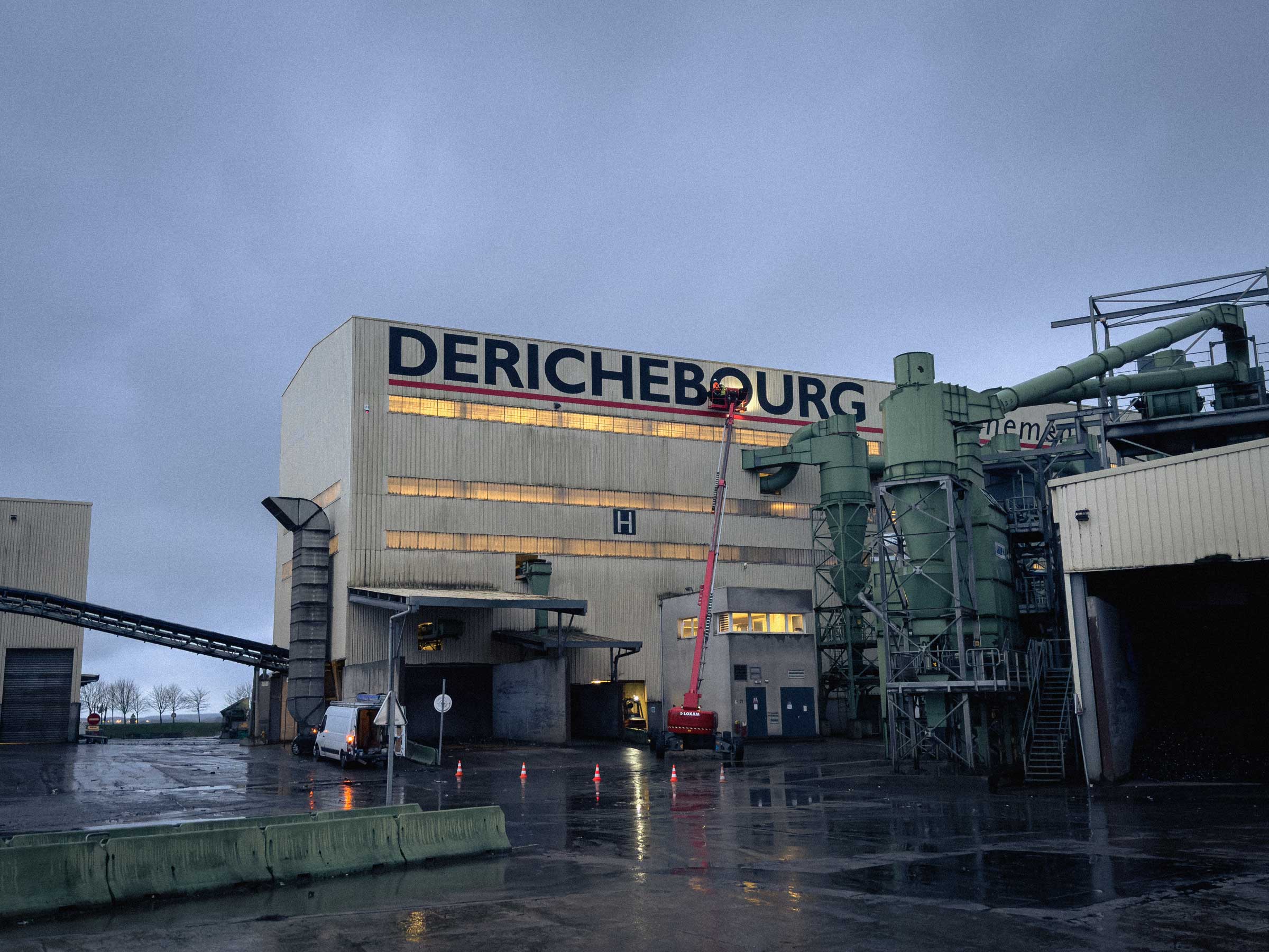 Intervention sur une enseigne grand format Derichebourg après tempête